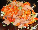 Foto del paso 3 de la receta: Chaufa de vienesas