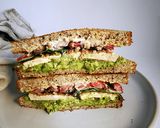 Une image de l'étape 3 de Sandwich au tofu croustillant et avocat.