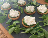 Foto del paso 2 de la receta: Canapés fáciles de caviar y queso cottage