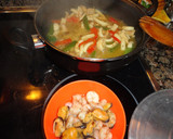 Foto del paso 3 de la receta: Fideos a la cazuela con marisco y pollo