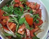 صورة لخطوة 1 من وصفة سلطة الجرجير مع الخضار 🍅🧅🌿