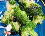 Foto langkah ke 5 dari resep Sauteed Garlic Broccoli ala Mama Asi / yLoVeA.