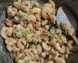 Foto langkah ke 3 dari resep Kacang Mede Pedas Daun jeruk.