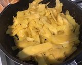 Une image de l'étape 6 de Émincé de pommes de terre à l'ail fumé et persil.