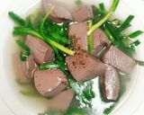 Hình bước làm 1 của món Canh hẹ nấu huyết