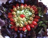 Une image de l'étape 4 de Salade de laitue rougette aux tomates cerises et olives farcies.