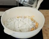 Foto langkah ke 8 dari resep Nasi Goreng Solaria Devina Hermawan.