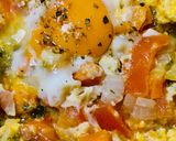 Foto del paso 3 de la receta: HUEVOS FRITOS 🥚🍳🥚sobre colchón de verduritas🧅🍅🥕🥬🌽