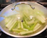 芹菜炒甜不辣的食譜步驟3照片