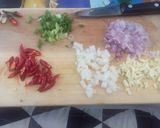 A picture of step 1 of Nasi Goreng Teri Medan.