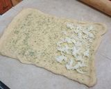 Foto langkah ke 4 dari resep Roti bawang parsley.