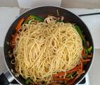 Hình ảnh bước 5 Spaghetti Xào Tôm, Gà &Amp; Rau Củ