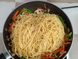 Spaghetti xào tôm, gà & rau củ bước làm 5 hình