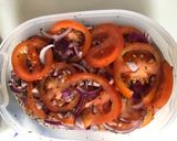 Paradicsom saláta lilahagymával recept fázis 7 fotója