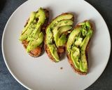 Une image de l'étape 1 de Tartines pan con tomate, avocado, mangue et œufs.