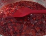 Foto langkah ke 3 dari resep Puding Susu Stroberi.