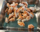 Une image de l'étape 3 de Salade de crevettes sauvages aux tomates, coriandre et citron.