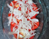 Foto del paso 1 de la receta: Tomates con huevos, cebollas y atún con costra de queso