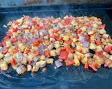 Une image de l'étape 12 de Porc mariné aux aubergines graffiti, tomates et poivron rouge.