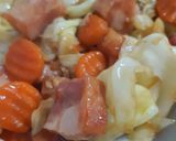 รูปขั้นตอนการทำที่ 3 ของ "กะหล่ำปลีผัดเบคอน" Stir Fried Cabbage with Bacon