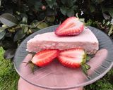 Foto del paso 4 de la receta: Cheesecake de frutillas sin horno 🍓