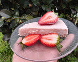 Foto del paso 4 de la receta: Cheesecake de frutillas sin horno 🍓