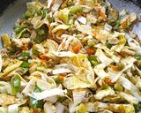 चिकन शेजवान फ्राइड राइस (chicken Schezwan fried rice recipe in marathi) रेसिपी स्टेप 4 फोटो 