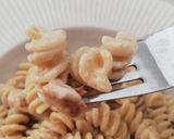 Foto del passaggio 2 della ricetta Fusilli integrali cremosi con panna e tonno