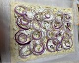 Foto del passaggio 5 della ricetta Sfoglia con Cipolla Rossa, Stracchino e Mozzarella