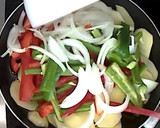 Foto del paso 3 de la receta: Patatas a lo pobre con huevos y bacon