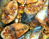 Hình bước làm 2 của món Cá thu ngừ kho gừng, hành, tỏi
