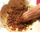 Foto del paso 3 de la receta: Lomo de bonito con majado Urrutia al horno, sobre fondo de ensalada con boquerones en vinagre