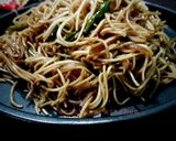 A picture of step 8 of Veg chowmein.