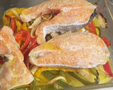 Foto del paso 3 de la receta: Salmón al horno con patatas y pimientos