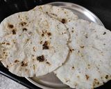 A picture of step 6 of Bhakari of rice flour.