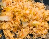 Hình bước làm 4 của món Cơm chiên kim chi nấm