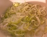 Foto del passaggio 2 della ricetta Linguine al sugo di porri