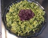 Une image de l'étape 4 de Salade de courgettes râpées aux sardines,oignon rouge et algues.