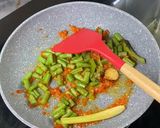 Foto langkah ke 2 dari resep Gulai Pedas Udang Buncis (dengan susu evaporasi).