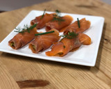 Foto del paso 2 de la receta: Canapés de Navidad: rollitos de salmón ahumado con un guacamole muy rico!