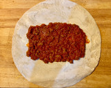 Foto del paso 1 de la receta: Burrito de boloñesa, champis y ensalada de tomate, aguacate y lima
