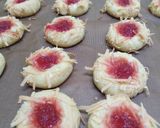 Foto langkah ke 6 dari resep Strawberry Cheese Thumbprint Cookies.