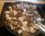 Foto del paso 3 de la receta: Pollo con setas y champiñones con nata