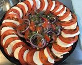 Une image de l'étape 5 de Salade de tomates à l oignon rouge et mozzarella di buffala.
