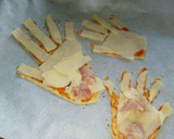 Foto del paso 2 de la receta: Manos de muertos sangrientas