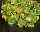 शिमला मिर्च आलू की सब्जी (Shimla mirch aloo ki sabzi recipe in Hindi) रेसिपी चरण 3 फोटो