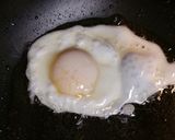 Foto del paso 5 de la receta: Huevos estrellados con frijoles y salsa de molcajete