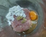 รูปขั้นตอนการทำที่ 2 ของ หมูก้อนซอสมะเขือเทศสไตล์ญี่ปุ่น (肉団子の甘酢あんかけ)