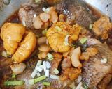 Hình bước làm 3 của món Cá rô kho trứng với tóp mỡ