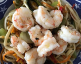 Foto del paso 16 de la receta: 🍁 Tallarines al estilo chino con gambas al ajillo 🧄